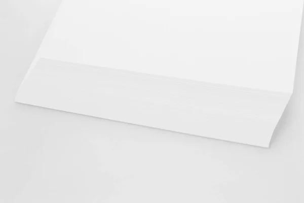 A4空白纸堆，白色背胶上有柔软的阴影 — 图库照片