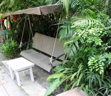 Arka bahçede ahşap salıncak