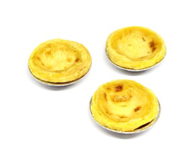 Beyaz arka planda yumurta kremalı tart.
