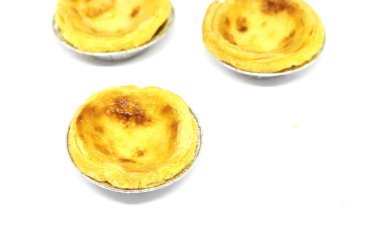 Beyaz arka planda yumurta kremalı tart.