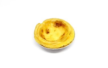 Beyaz arka planda yumurta kremalı tart.