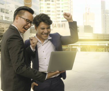 Harika iş, iki genç Asyalı iş adamı silahlarını kuşanarak ünlü oldu.