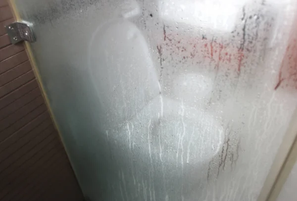 Placard à eau dans la salle de bain avec gouttelette de vapeur — Photo