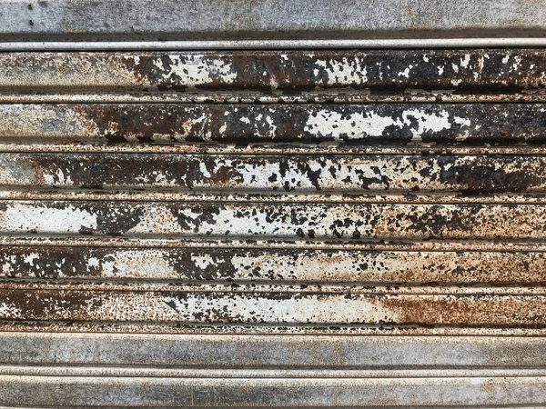 Ржавый железный рольставни, гранж стальной железный фон — стоковое фото