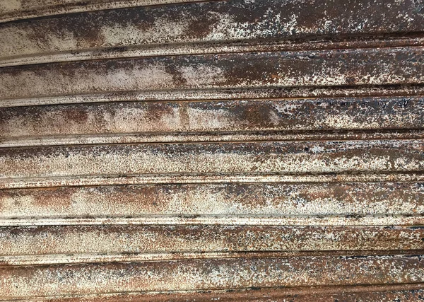 Ржавый железный рольставни, гранж стальной железный фон — стоковое фото