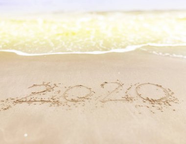 Yeni yılın kutlu olsun, 2020 yılını kumun üzerinde harf numaraları yazarak geçirdin.