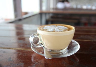 Kafe restoranındaki kahve fincanı.