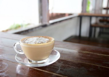 Kafe restoranındaki kahve fincanı.