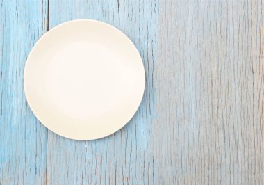 Ahşap masa arka planında tabak
