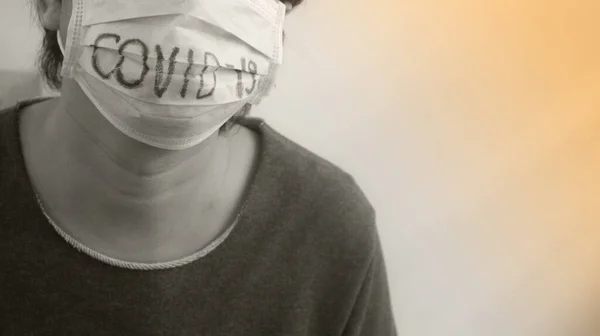 Mand Iført Hygiejniske Ansigtsmasker Til Covid Virusbeskyttelse - Stock-foto