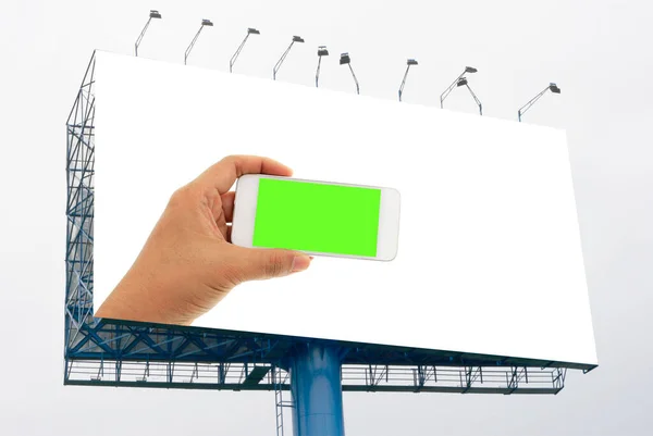 Реклама Рука Держит Белый Смартфон Зеленый Экран Большом Рекламном Щите — стоковое фото