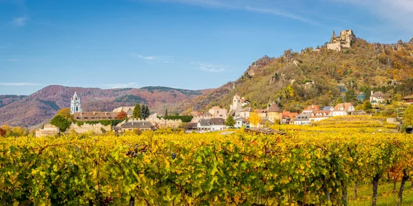 Panorama de Durnstein con ruina, iglesia y viñedos en otoño, Wachau, Austria — Foto de Stock