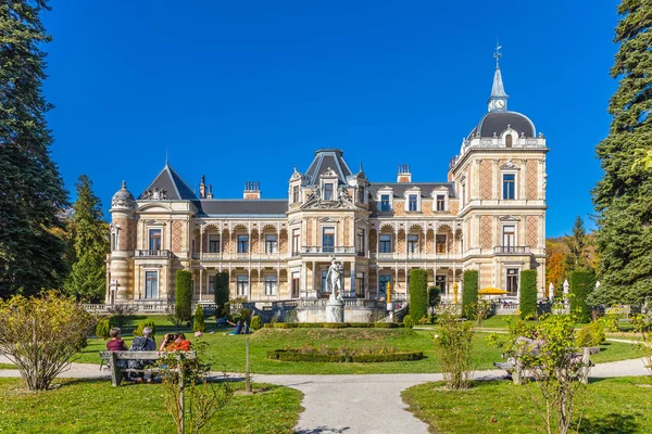 Front view of Hermes Villa in the viennese recreation area "Lainzer Tiergarten", Vienna, Austria — 스톡 사진