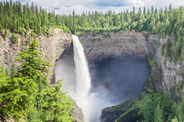 Wells Gray İl Parkı, Kanada 'da Helmcken Şelalesi