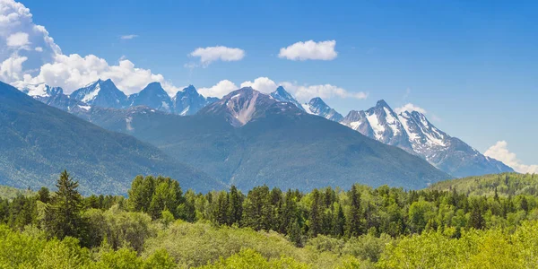 Rantai pegunungan Taman Provinsi Seven Sisters & Kawasan Dilindungi, Kanada — Stok Foto