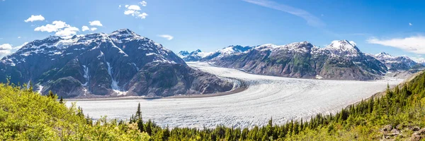 Panorama del ghiacciaio del Salmone e una catena di cime innevate, Alaska, USA — Foto Stock