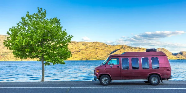 Old Campervan Parking Next Tree Okanagan Lake Telifsiz Stok Fotoğraflar