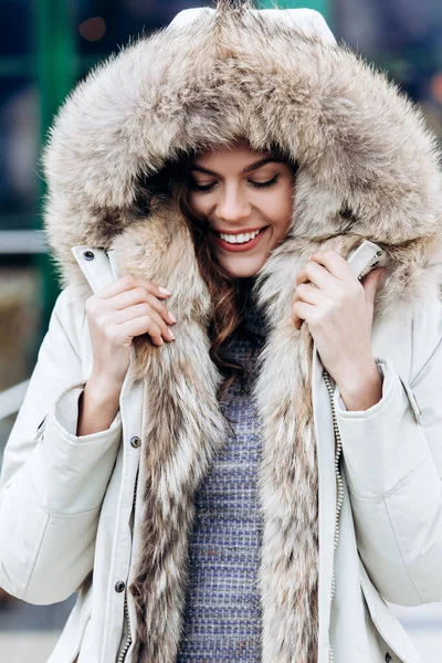 通りで毛皮ポーズ ニット ドレスと薄手のコートに身を包んだ魅力的なスタイリッシュな女の子 — ストック写真