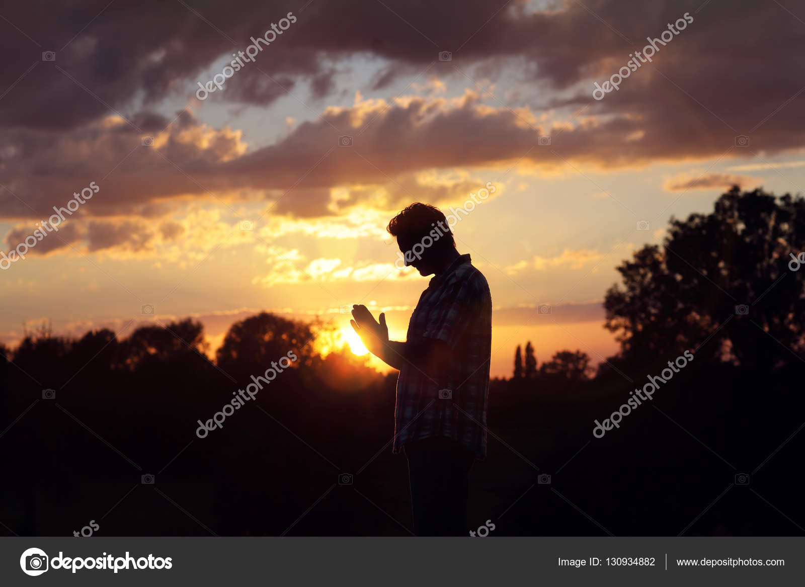 Silueta de un hombre rezando al atardecer — Foto de stock #130934882 ©  BrianAJackson, image size:1600x1167