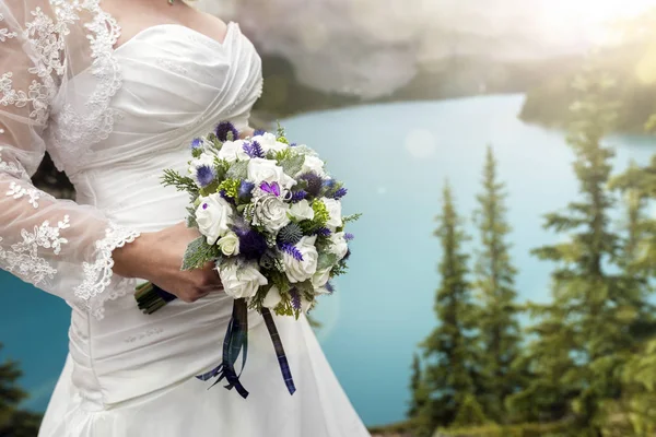 Brud med bröllopsbukett — Stockfoto
