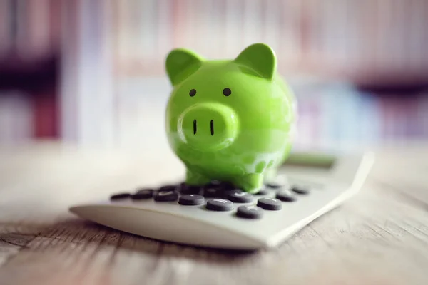 Банк свиней с калькулятором — стоковое фото