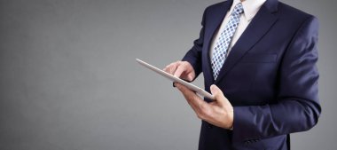 Tablet Bilgisayarlı İşadamı