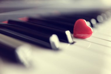 Piyano Klavye anahtar taşı kırmızı kalp 