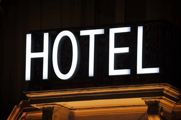 Hotel sign užívá v Paříži v noci — Stock fotografie