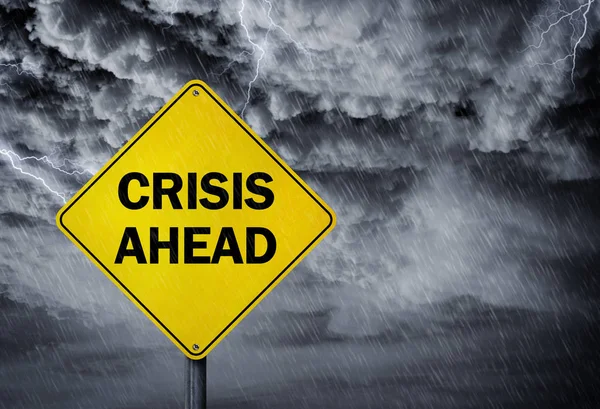 Crisis vooruit teken in een regen storm — Stockfoto