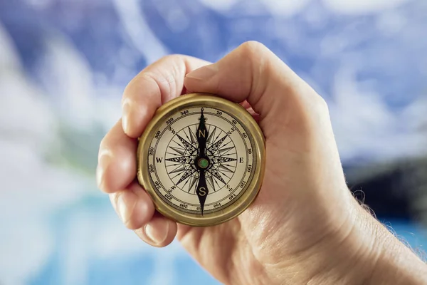 Kompass navigering i bergen — Stockfoto