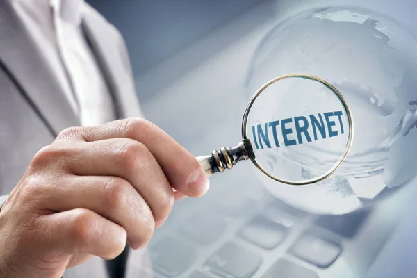 Empresario que busca en Internet — Foto de Stock