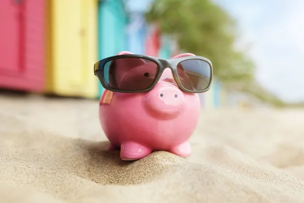 Sparschwein im Strandurlaub — Stockfoto