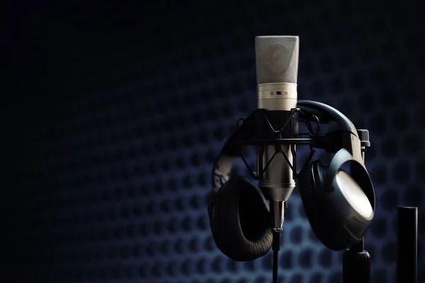 Микрофон в студии звукозаписи — стоковое фото