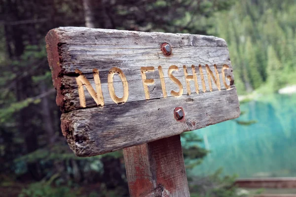 Nessun segno di pesca in riva al lago — Foto Stock