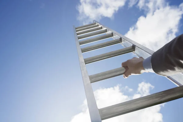 Предприниматель, взбирающийся по лестнице успеха — стоковое фото