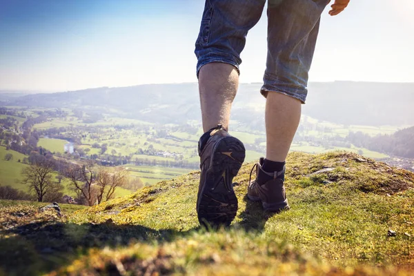 Hiking on a mountain trail — Stock Photo, Image