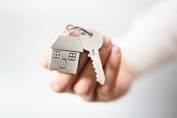 Hus nycklar på nyckelring — Stockfoto
