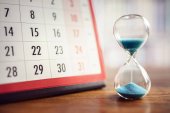 Koncept hodinového skla a kalendáře pro plynutí času pro důležité datum schůzky, časový rozvrh a termín