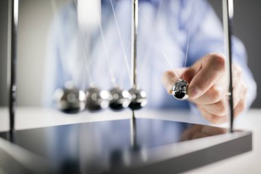 Newton'un beşiği işadamı topu kavramı sebep ve sonuç için serbest
