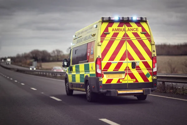 Βρετανική Ασθενοφόρο Που Ανταποκρίνεται Περίπτωση Έκτακτης Ανάγκης Επικίνδυνες Συνθήκες Οδήγησης — Φωτογραφία Αρχείου