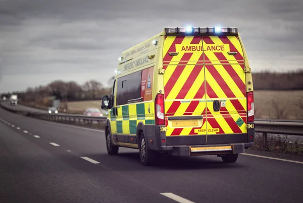 İngiliz ambulans acil tehlikeli kötü hava koşulları İngiltere otoyolda sürüş için yanıt