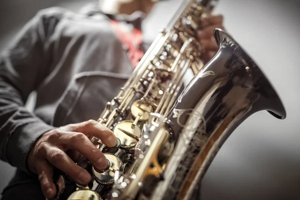 Saxofonista tocando un saxofón — Foto de Stock