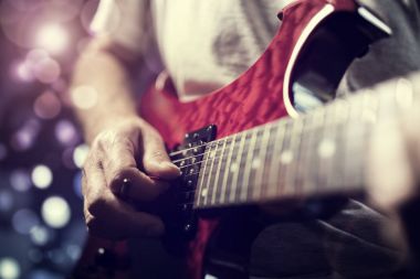  Elektro gitar çalan gitarist 