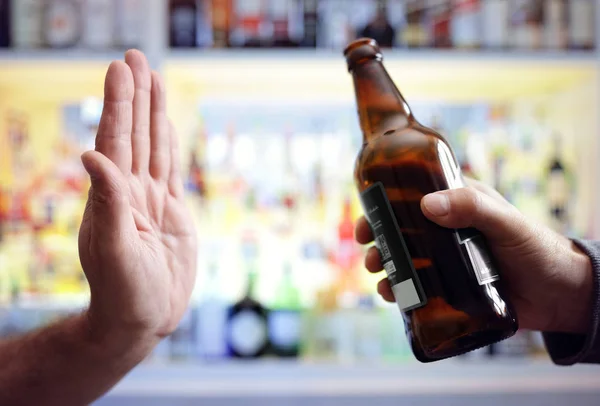 Mano rechazando bebida de cerveza alcohólica — Foto de Stock