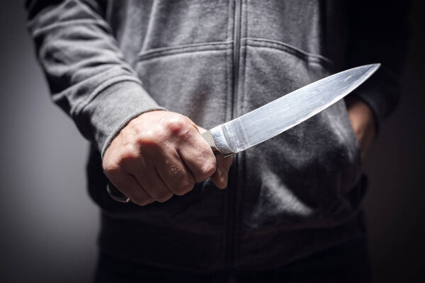 Преступник с ножевым оружием угрожает заколоть
