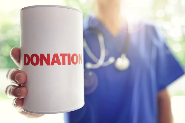 Medico con scatola di donazione — Foto Stock