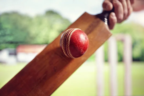 Cricket speler raken bal — Stockfoto