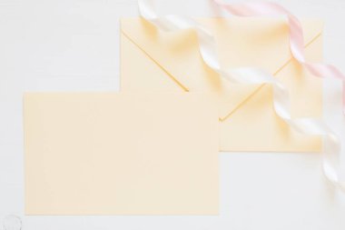 Kurdeleli boş krem rengi zarf, romantik davetiyeler için maket, düğün tasarımı.