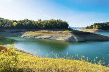Val d 'agr' daki Pertusillo Gölü üzerindeki güzel, sakin manzaralar.