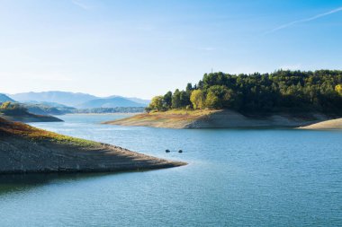 Val d 'agr' daki Pertusillo Gölü üzerindeki güzel, sakin manzaralar.